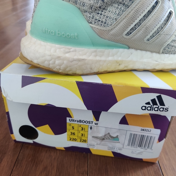 Adidas Ultra Boost US5 - Picture 2 of 6
